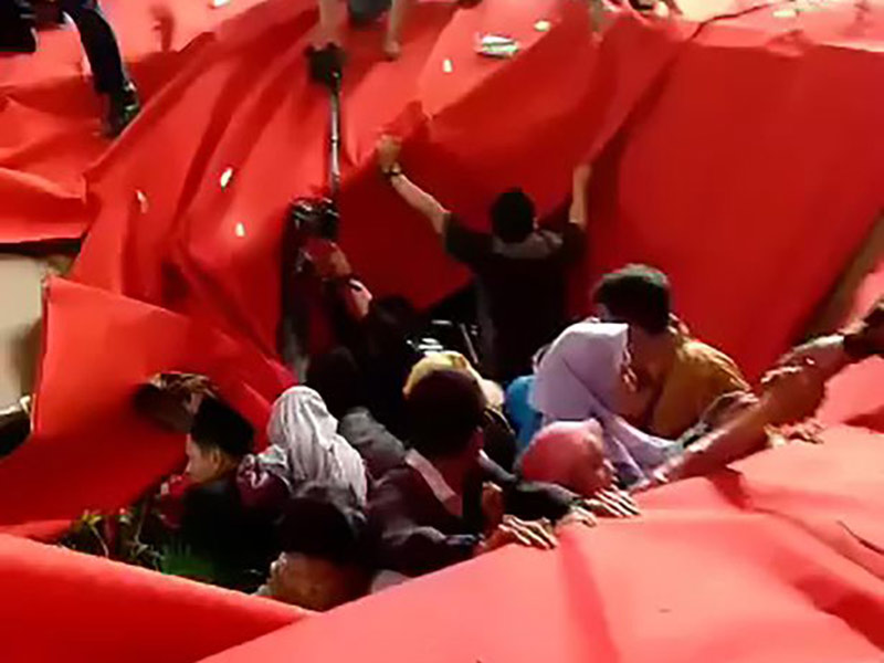 اضغط لمشاهدة الفيديو: حفل زفاف رومانسي ينتهي بسقوط العروس والعريس في الصرف الصحي!